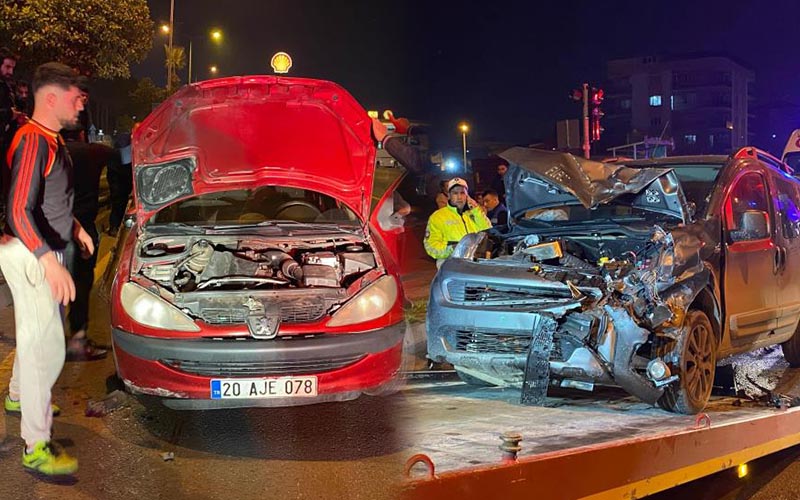 Yayalara yol vermek için duran otomobile arkadan çarptı: 3 yaralı