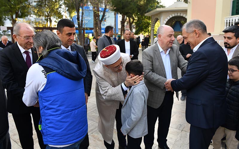 Protokol ile halk bayramlaştı