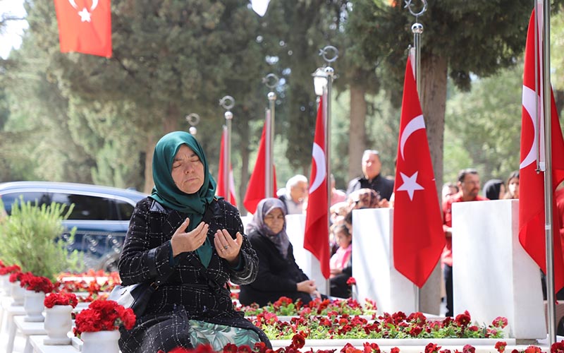 Ramazan Bayramı arifesinde şehitlik ziyaret edildi