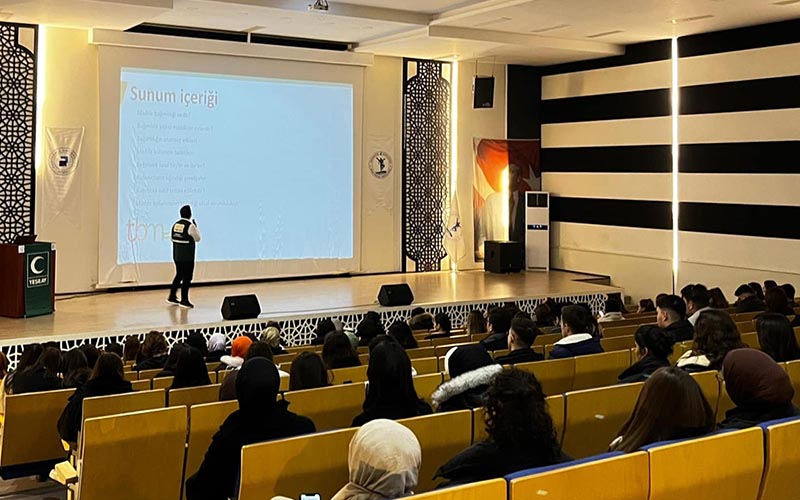 Yeşilay, üniversite öğrencilerini bağımlılığa karşı bilinçlendirdi