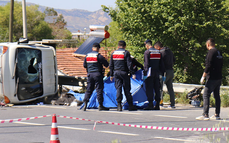 Kamyonet ile otomobil çarpıştı: 1 ölü, 3 yaralı