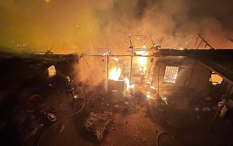 Ev yandı, mahallede korkulu anlar yaşandı