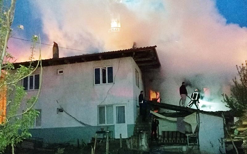 Evin alevler içinde kaldığı yangında itfaiye seferber oldu