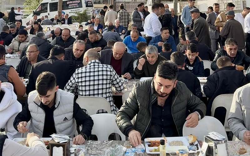 Mahalle sakinleri imece usulü kurulan sofrada buluştu