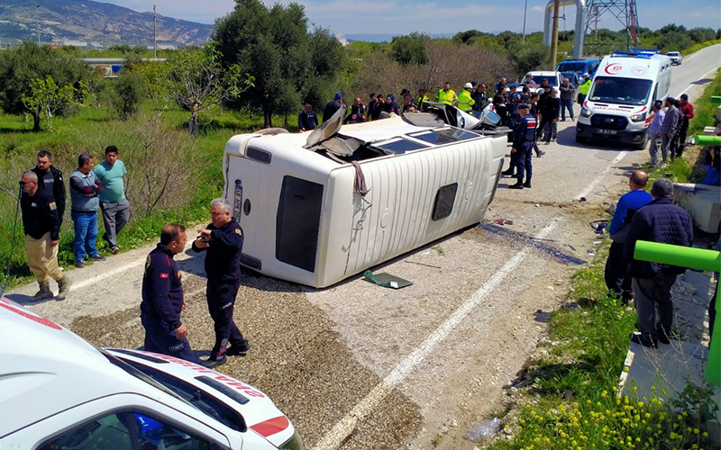 İşçileri yemeğe götüren servis aracı devrildi: 7 yaralı