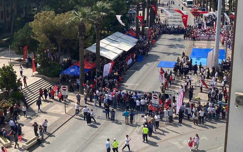 19 Mayıs’ta Atatürk Stadı’na sığmayan kalabalıktan bu tabloya