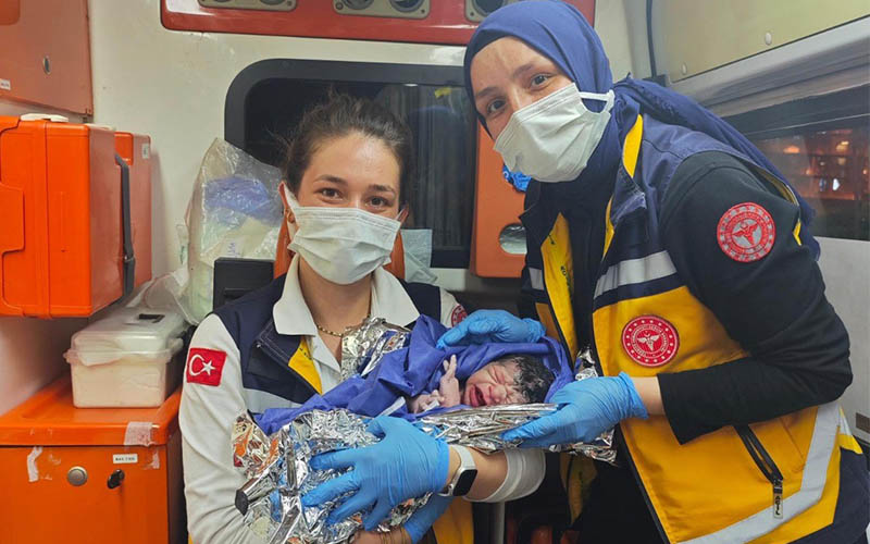 Dünyaya gözlerini ambulansta açtı