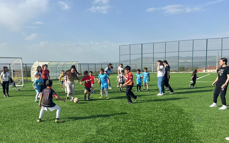 Anneler ile oğullarının futbol keyfi