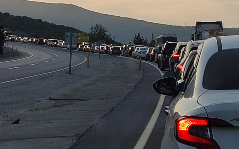 Denizli – Antalya karayolunda araç kuyruğu oluştu, sürücüler tepki gösterdi