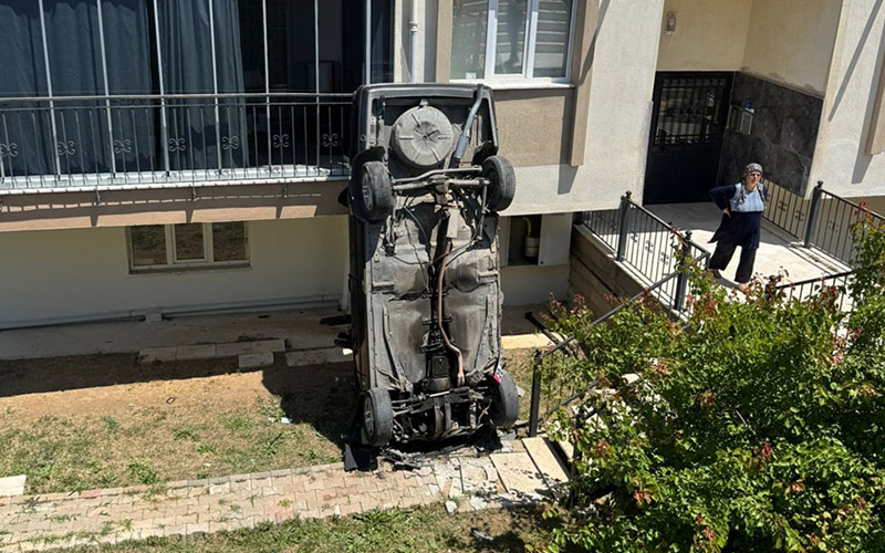 Otomobil evin bahçesine düştü