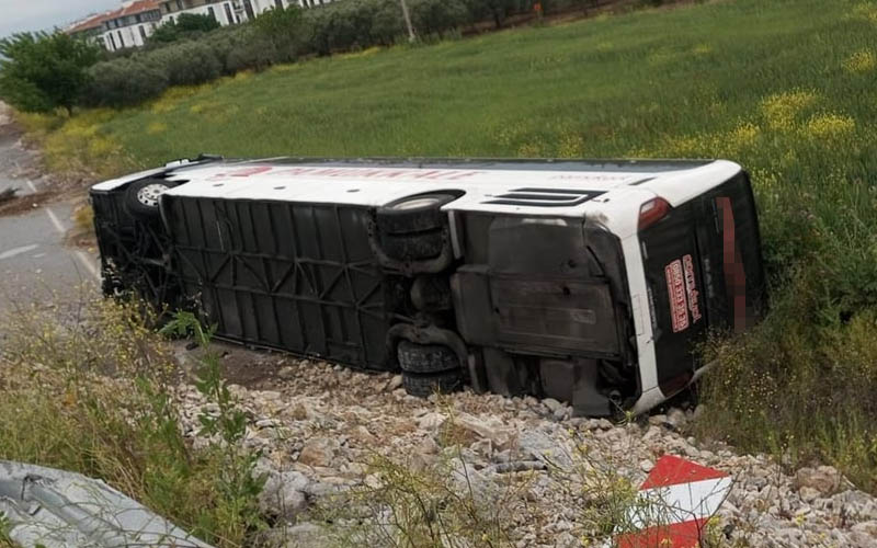 Yolcu otobüsü devrildi, 16 kişi yaralandı