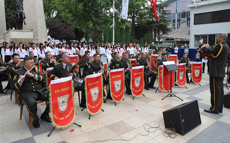 Askeri bando lise öğrencileriyle konser verdi