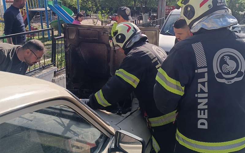 Park halindeki otomobilde yangın