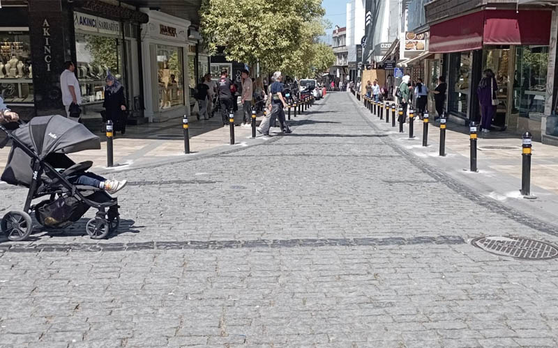 Bu caddede trafik tersine akacak