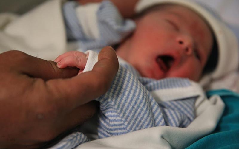 Doğum yapan kadının kredi borcu silinecek, 3 çocuk sahibi kadına devlet memurluğu hakkı
