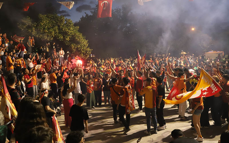Galatasaray taraftarları şampiyonluğu kutladı