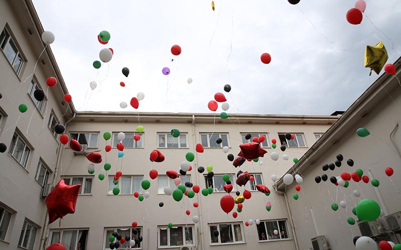 Hastalıkla mücadele eden çocuk için gökyüzüne balon bırakıldı