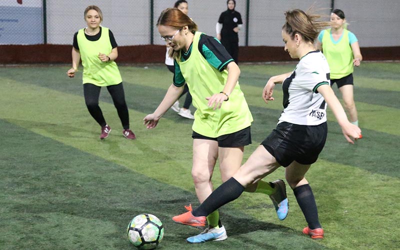 Kadınlar, halı sahada futbolla stres atıyor