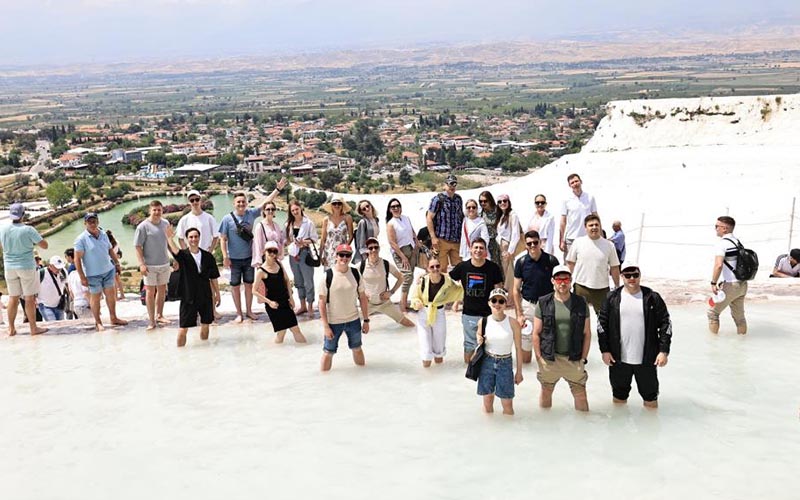 Kızılordu Korosu konser öncesi şehir turuna çıktı