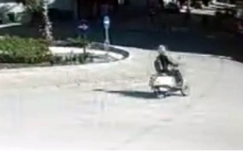 Motosiklet ile otomobil kavşakta çarpıştı