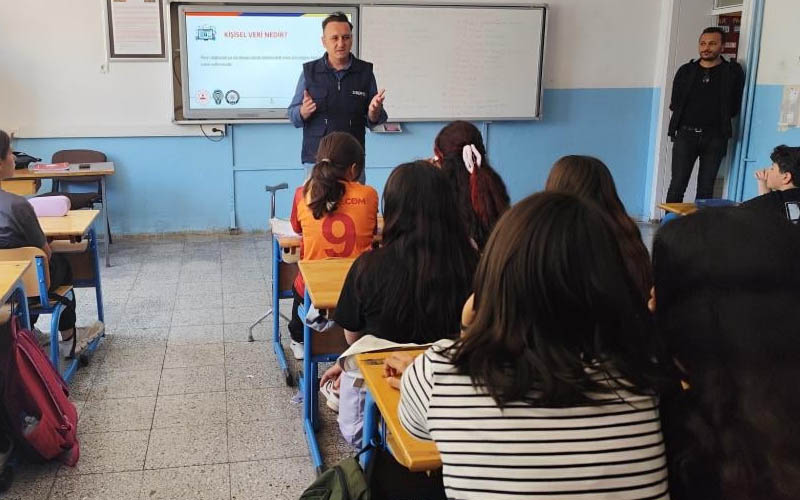 Öğrenciler siber güvenlik konusunda bilgilendiriliyor