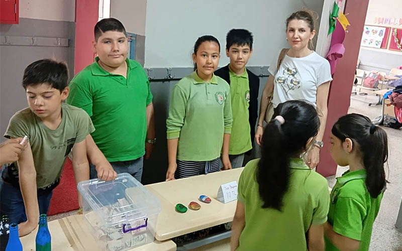 Öğrenciler tedavi gören çocuk için el işi ürünler yapıp sattı