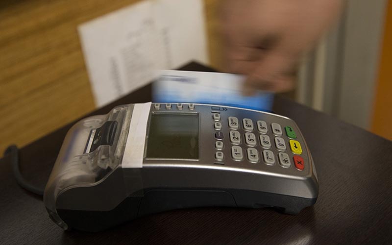 Sigaradan kredi kartı komisyonu alana yaptırım geliyor