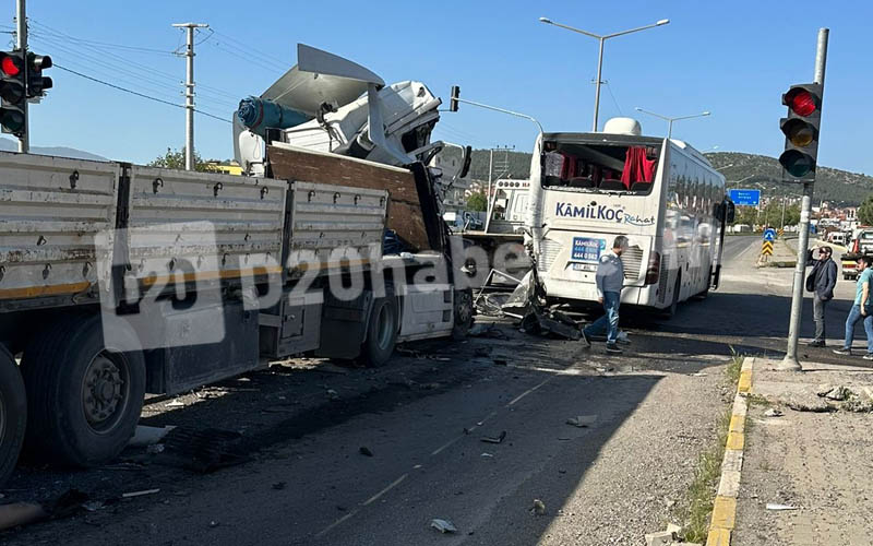 TIR, yolcu otobüsüne çarptı, yaralılar var