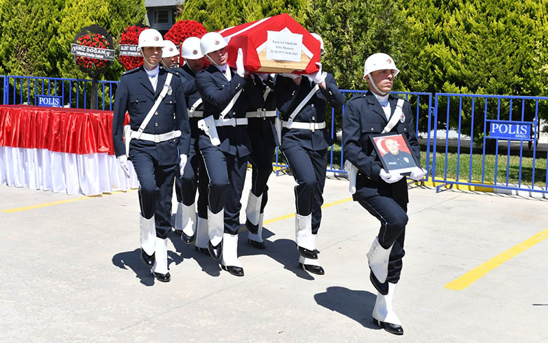 Kalp krizi geçiren polis memuru hayatını kaybetti