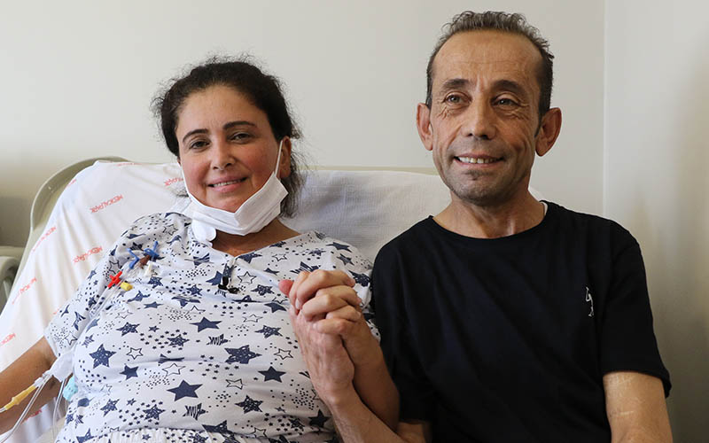 Yaşamasına yüzde 1 ihtimal verilen çift, organ nakliyle hayata tutundu