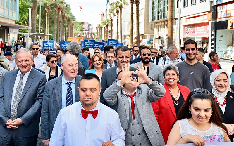 Gazi Bulvarı’nda yürüyüş, protokol de katıldı