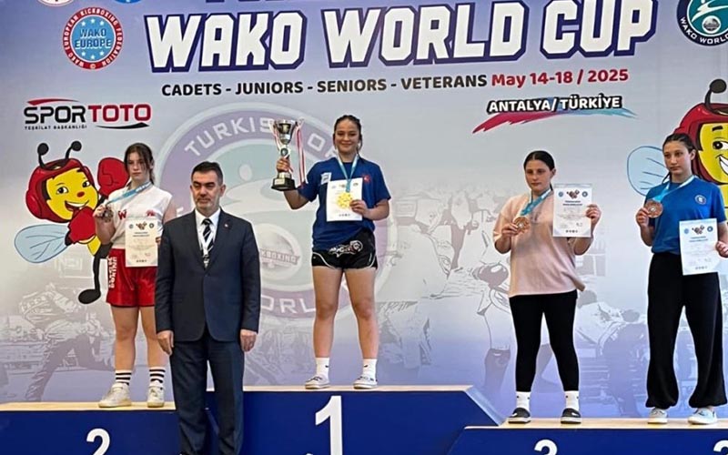 Liseli Durdane Huy, kick boksta dünya şampiyonu oldu