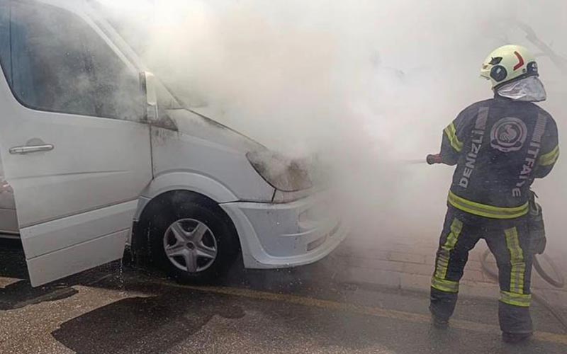 Servis aracı alev aldı, sürücünün yardımına itfaiye yetişti