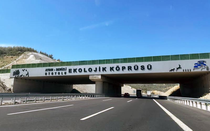 Otoyol köprüsündeki “ekolojik” yazısı tartışma konusu oldu
