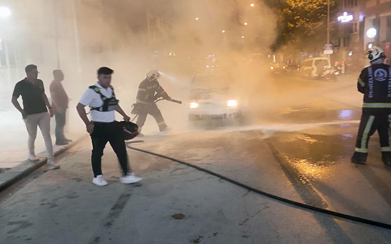 Araç seyir halindeyken alev aldı, trafik durdu