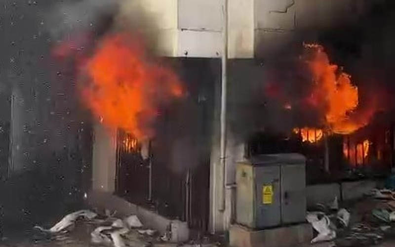 Kaleiçi Çarşısı yangınına 27 araç, 67 personelle müdahale ediliyor