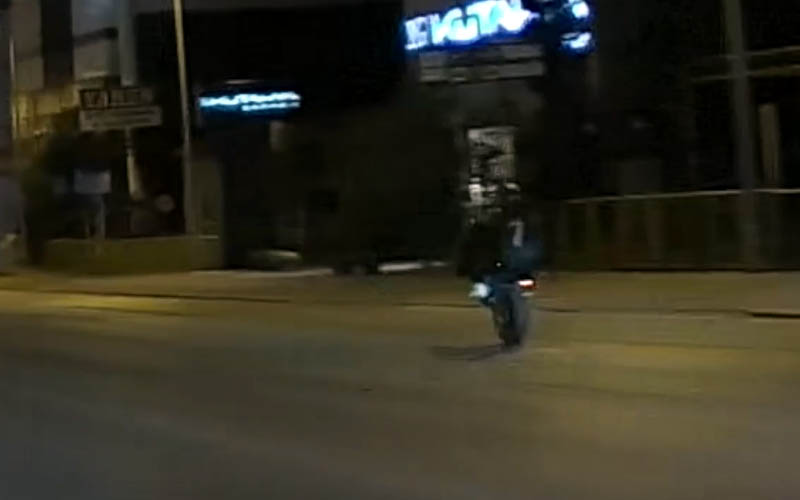Tek teker üzerinde motosiklet sürüşü kameraya takıldı