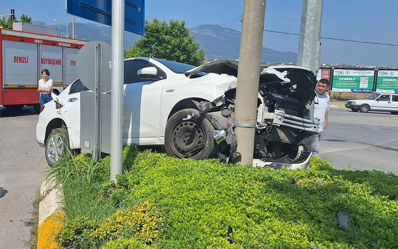 Otomobil refüje çıkıp direklere çarptı