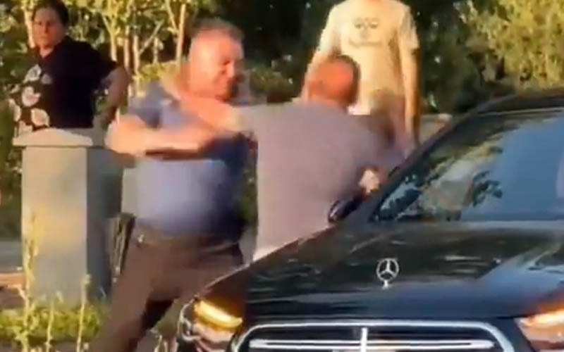 Polis memuru ile sürücü yakını yumruk yumruğa kavga etti