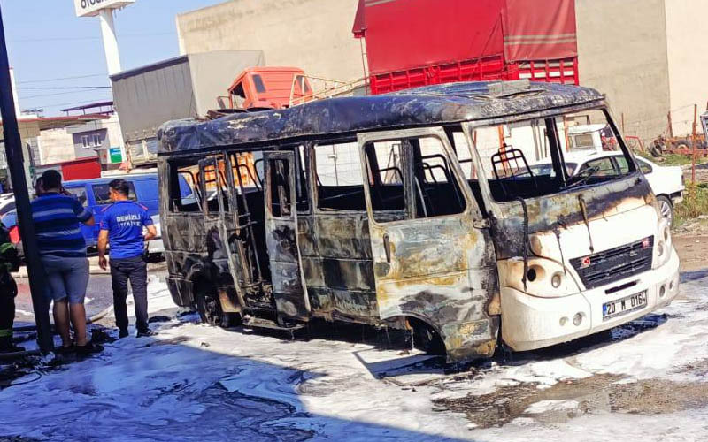 Alevlerin sardığı minibüs metal yığınına döndü