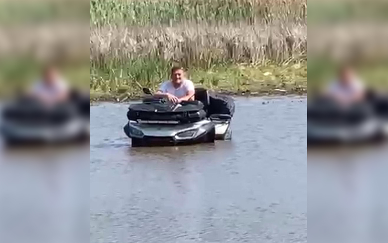 Göle ATV ile giren sürücü kurtarılmayı bekledi