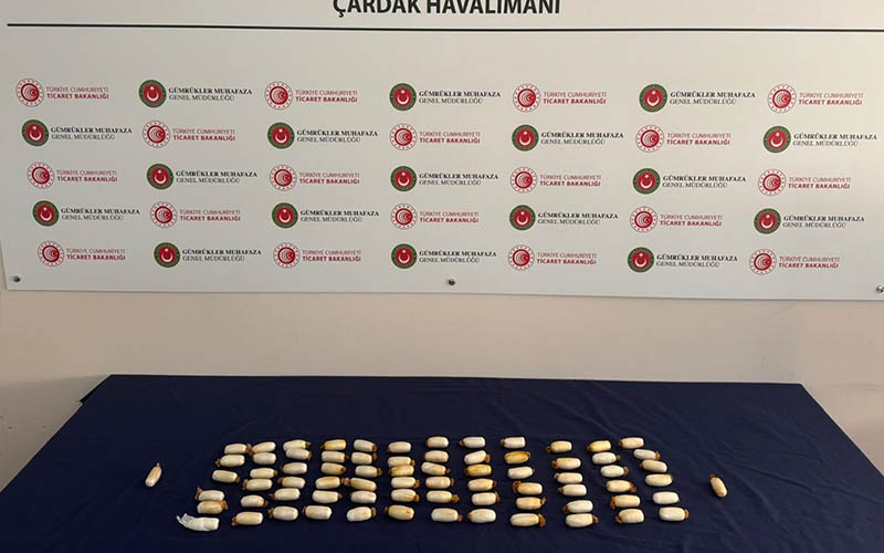Yabancı uyruklu yolcunun midesinden uyuşturucu çıktı
