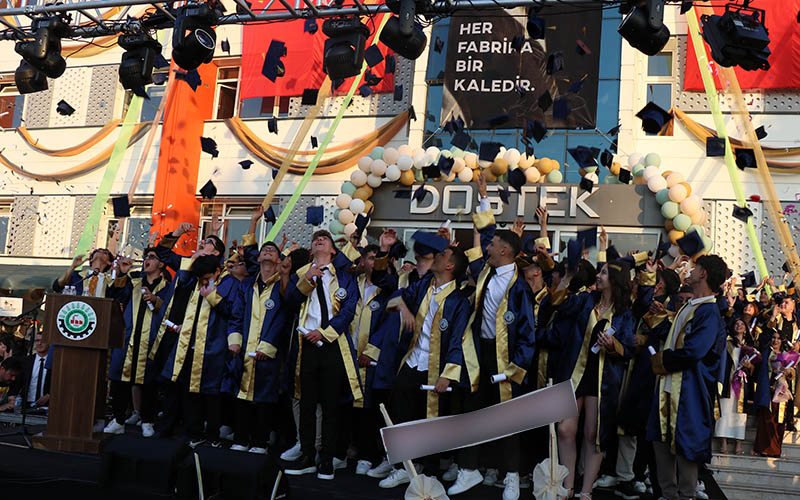 DOSTEK Koleji’nde 230 öğrencinin mezuniyet heyecanı