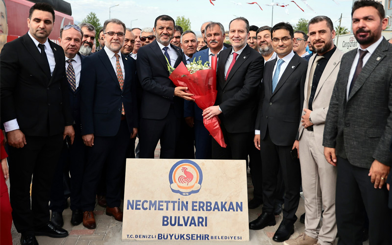 Erbakan, babasının ismi verilen bulvarı gezdi
