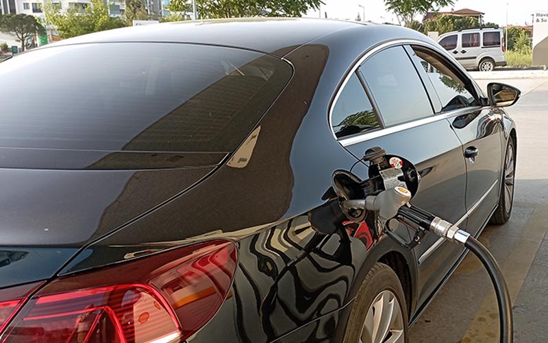 Motorine zam geldi, litresi 50 lirayı geçti