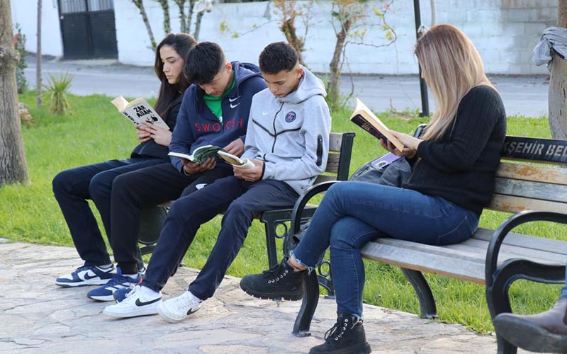 Muhtarlığı kütüphaneye çevirdi