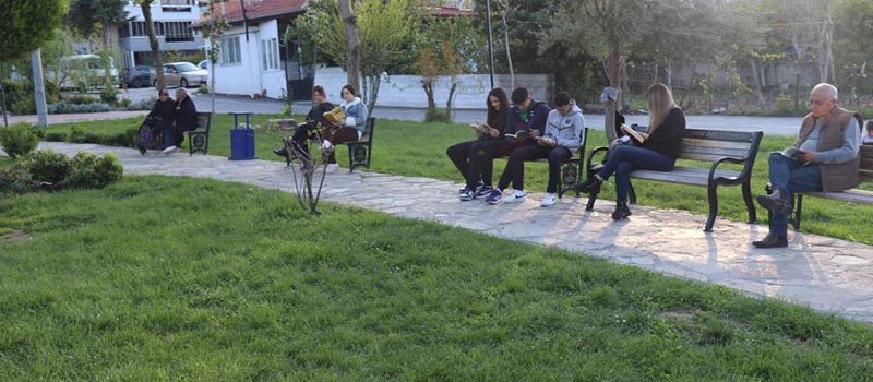 Muhtarlığı kütüphaneye çevirdi