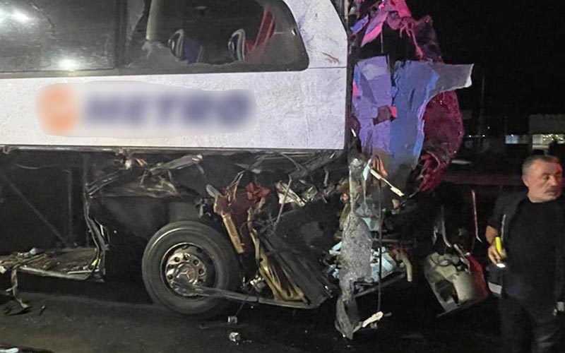 Denizli’ye gelen otobüs TIR’a çarptı: 12 yaralı