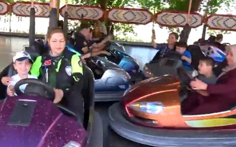 Özel gereksinimli çocukları lunaparkta eğlendi