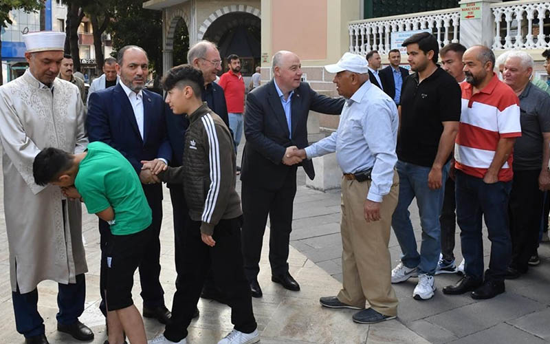 Protokol ile halk bayramlaştı